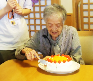 100歳誕生日会　倉吉　けあホーム3